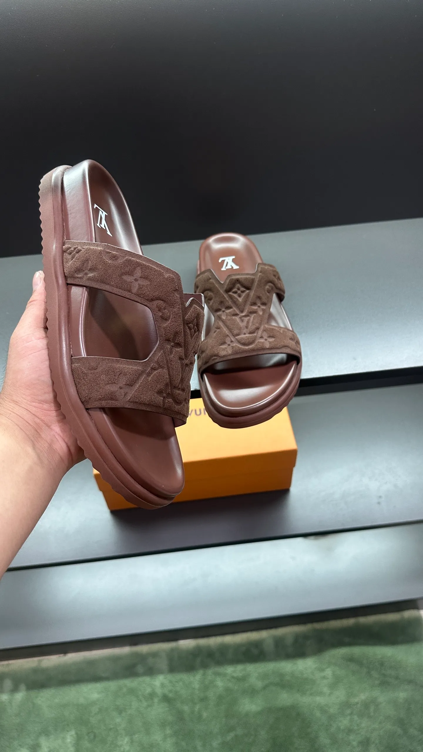 P320 🔍LV Men's Spring and Summer Slippers Counter Synchronization. The uppers are imported cowhide fabric from Italy, with logo graphics and high-quality craftsmanship. The soles are: original soles specially provided by the original factory. The exclusive movable molded soles are super comfortable. The original factory follows the order. 🔍🔍High quality. You can enter and leave the counter at will. Welcome to compare. Code number 38-45 No. 058